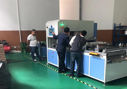 江蘇美之電廠家殺出一匹黑馬,全自動石墨烯封套熱合機(jī)它來了！