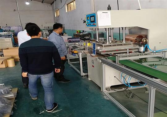 磁門簾旺季推動(dòng)磁吸門簾焊接機(jī)又一波熱潮